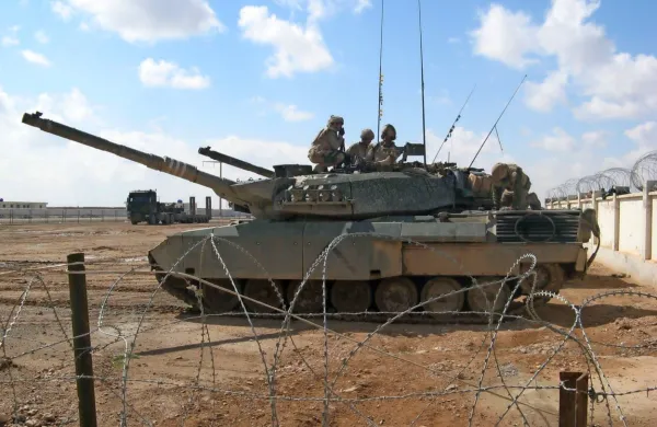 Minuli teden so kmalu po tem, ko je Nemčija odobrila dobavo 
tankov leopard Ukrajini in se zavezala, da ji jih bo tudi sama 
dostavila 14, iz Kremlja sporočili, da ta odločitev kaže na 
neposredno vpletenost Zahoda v vojno in da pogovori med 
državama zdaj niso več mogoči.