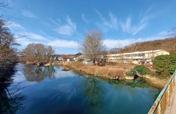 Za poplavno varnost v območju Obrtne cone Batuje bodo poskrbeli  s protipoplavnimi nasipi in zidovi ter z  odvodnjavanjem   
zalednih in meteornih vod. 