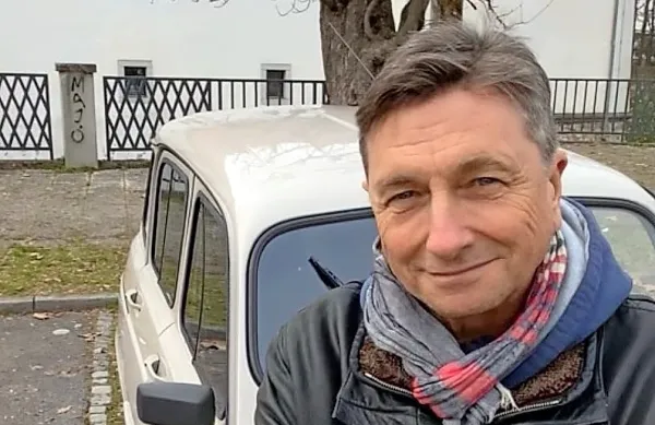 Po 20 letih se bo Borut Pahor ločil od svoje več kot 32 let stare 
katrce, “ločitev pa ne bo težka,” je dejal, saj bo kupnina šla za 
dobrodelne namene.