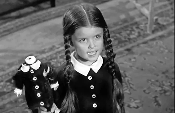 

Lisa Loring je leta 1964  pri šestih letih dobila vlogo Wednesday. 