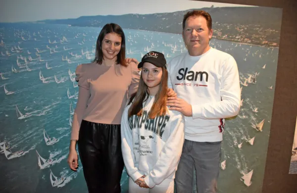 Aurora Ambrož (v sredini)  pred fotografijo svojega tržaškega 
območja za trening v družbi predstavnikov podjetja Spintec, 
uslužbenke Špele Volk in direktorja Gorana Miškulina.