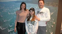 Aurora Ambrož (v sredini)  pred fotografijo svojega tržaškega 
območja za trening v družbi predstavnikov podjetja Spintec, 
uslužbenke Špele Volk in direktorja Gorana Miškulina.