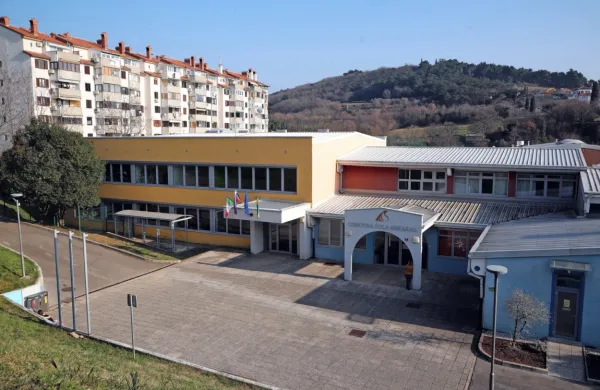 Prizidek k šoli je bil narejen tako površno, da  se kar poseda in tudi 
stene pokajo. 