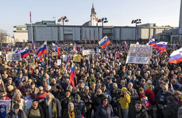 Protestniki na shodu ljudske iniciative Glas upokojencev napolnili Trg republike
