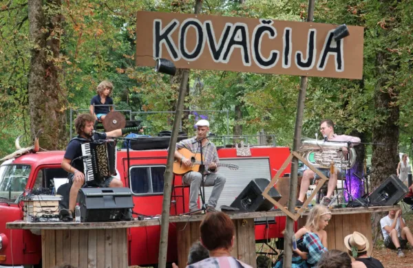 Harmonikar Janez Dovč in tubist Goran Krmac sta lani v družbi 
Metoda Banka nastopila na festivalu Plavajoči grad. 