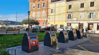 Ob podzemni zbiralnici  odpadkov  v Parku Borisa Benčiča na  Velikem trgu so včeraj  vzpostavili video nadzor, 
s katerim se nadejajo, da bodo preprečili nadaljnji vandalizem.  