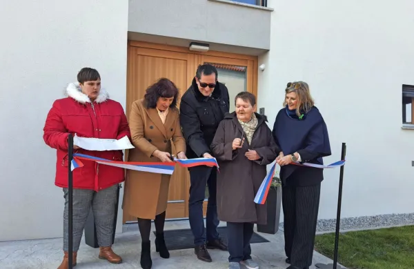 Trak pred prvo od za zdaj dveh hiš so skupaj z bodočima stanovalkama prerezali (z leve): županja Alenka 
Štrucl Dovgan, Andrej Grdiša in v.d. direktorice Doma na Krasu Nevenka Ražman.   