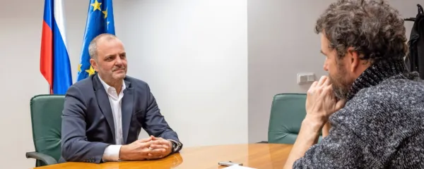 Minister Uroš Brežan v pogovoru z novinarjem našega časnika 
Nacetom Novakom.