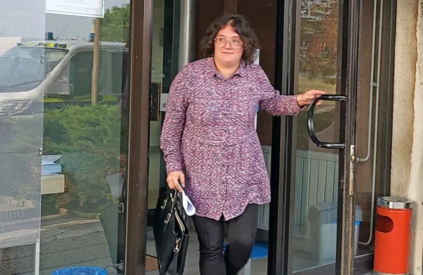   Barbara Filipčič,  ki je  bila po  smrti nasilnega  partnerja  nekaj  
tednov  v  priporu,   na  predobravnavnem  naroku  ni  priznala  krivde  
za očitke.  Na  sodišču  je   povedala,  da  se  je  branila  pred  nasilnim  
partnerjem.  