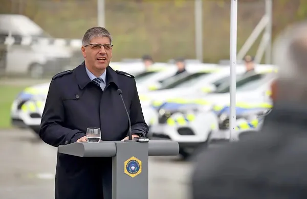 Takratni notranji minister Boštjan Poklukar med predajo novih avtomobilov ministrstva za notranje 
zadeve policistom na terenu. 