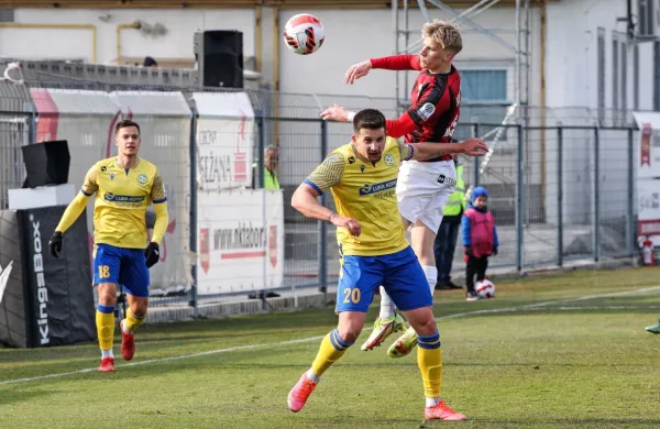 Eden v Sežano, drugi v Koper. Luka Šušnjara (št. 20) še v koprskem 
dresu v dvoboju z Vidom Kodermanom, ki je tedaj igral za Tabor, 
se vrnil v Maribor, zdaj pa je v Kopru.