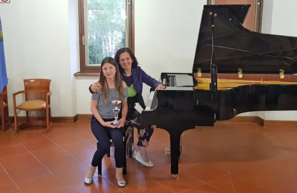 Mlada pianistka iz Pirana, na fotografiji s profesorico Aleksandro 
Češnjevar Glavina, bo v radijski oddaji pripovedovala tudi o svojih 
zanimanjih na področju znanosti.