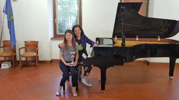 Mlada pianistka iz Pirana, na fotografiji s profesorico Aleksandro 
Češnjevar Glavina, bo v radijski oddaji pripovedovala tudi o svojih 
zanimanjih na področju znanosti.