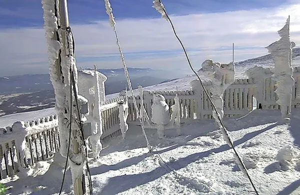 Debelo ivje prekrilo tudi meteorolo&scaron;ko postajo