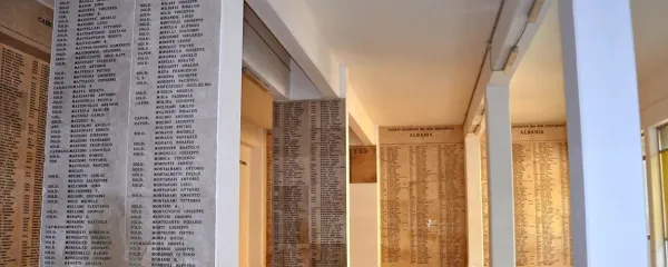 Vojaško pokopališče v Bariju. Imena žrtev med mobiliziranimi 
vojaki italijanskih oboroženih sil in umrlih v ujetništvu med drugo 
svetovno vojno. 