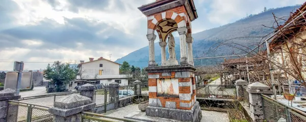 Ob 400. obletnici prikazanja Matere Božje so pred rojstno hišo 
Urške Ferligoj postavili spominsko kapelico. 