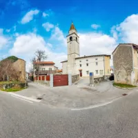 V središču vasi je cerkve sv. Martina, kjer je tudi nagrobni 
spomenik Urški Ferligoj.    