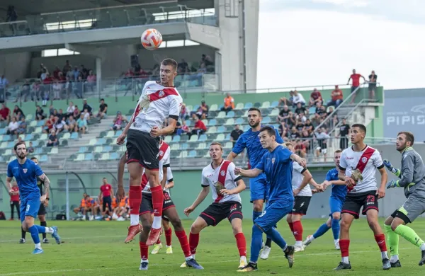 Nogometaši Primorja (v modrih dresih) bodo v spomladanskem 
delu poskušali popraviti izkupiček na ajdovskem stadionu. 