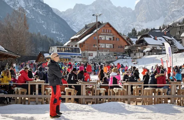 

Med zimskimi počitnicami je priljubljeno zimovanje v Kranjski 
Gori.

