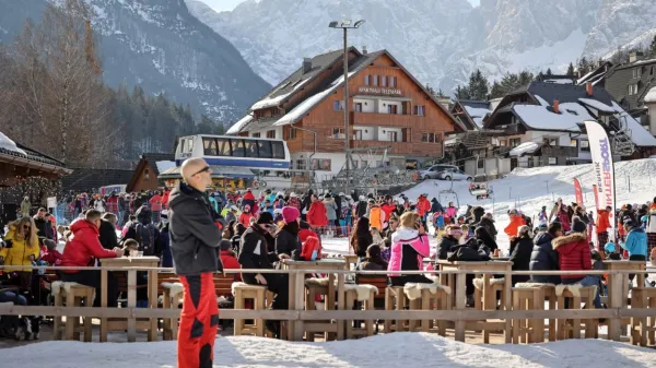 

Med zimskimi počitnicami je priljubljeno zimovanje v Kranjski 
Gori.

