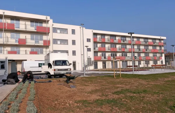 Objekt doma upokojencev je pripravljen in čaka le še odločbo 
ministrstva. V GIC Gradnje ga zdaj ponujajo državi, hkrati pa 
zagotavljajo, da ga želijo čim prej odpreti. 