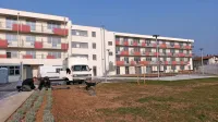 Objekt doma upokojencev je pripravljen in čaka le še odločbo 
ministrstva. V GIC Gradnje ga zdaj ponujajo državi, hkrati pa 
zagotavljajo, da ga želijo čim prej odpreti. 
