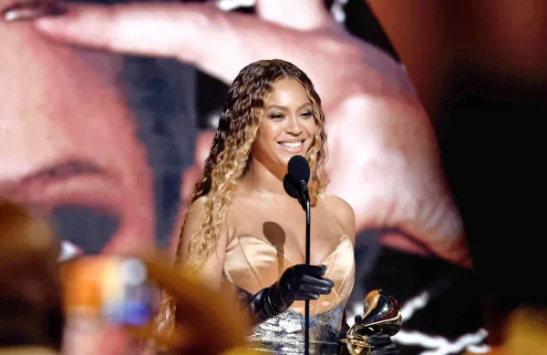 Beyonce je po devetih nominacijah dobila še štiri grammyje in 
tako s skupaj 32 grammyji v karieri podrla 26 let star rekord Georga 
Soltija.