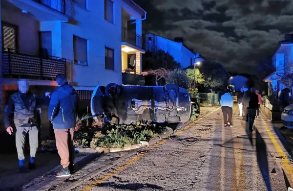 47-letni Izolan je sredi noči takole “parkiral” ob hiši in zbežal.