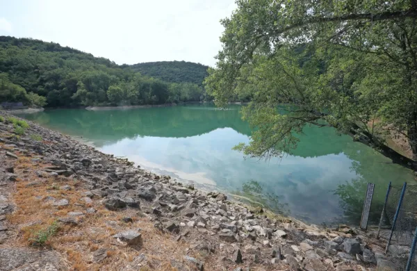 Vanganelsko jezero so uredili  leta 1964 za zaščito pred poplavami 
in  namakanje bližnjih  polj, na katerih pa so kasneje posadili 
breskve, ki namakanja niso potrebovale. Odkar se sadje umika 
zelenjavi, je povsem drugače.  