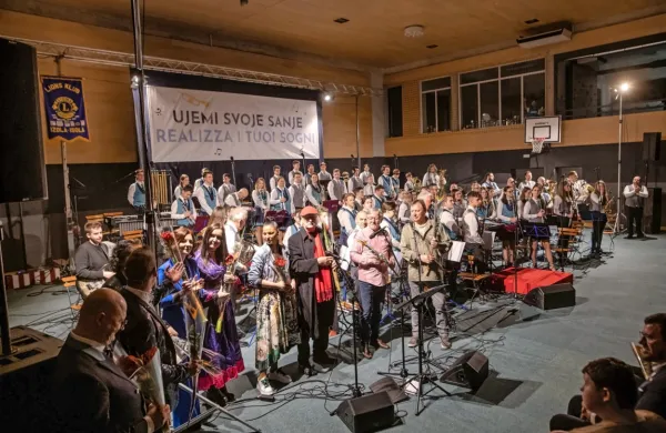 Z leve: dirigent Pihalnega orkestra Marezige Boris Babič, Iztok 
Gustinčič, Tomaž Klepač, Lara Baruca, Tinkara Kovač, Meta 
Kocjančič, Tulio Furlanič, Slavko Ivančić in Drago Mislej-Mef 
(skrajno  desno dirigent Pihalnega orkestra Izola   Mirko Orlač) ter  za 
njimi člani obeh orkestrov.    