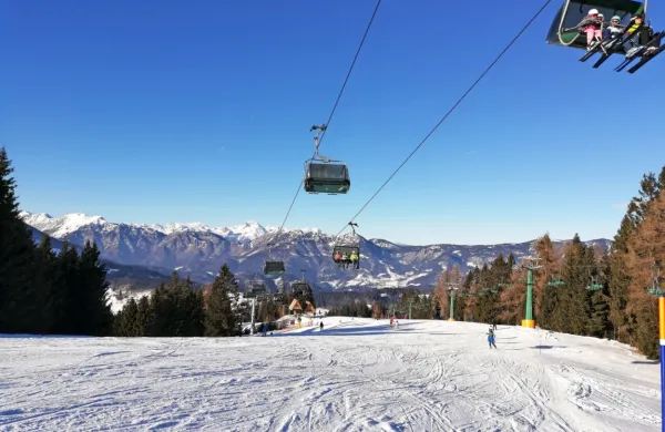 Na smučišču SC Cerkno se je danes okrog 13. ure poškodovala 
smučarka. Fotografija je iz arhiva.