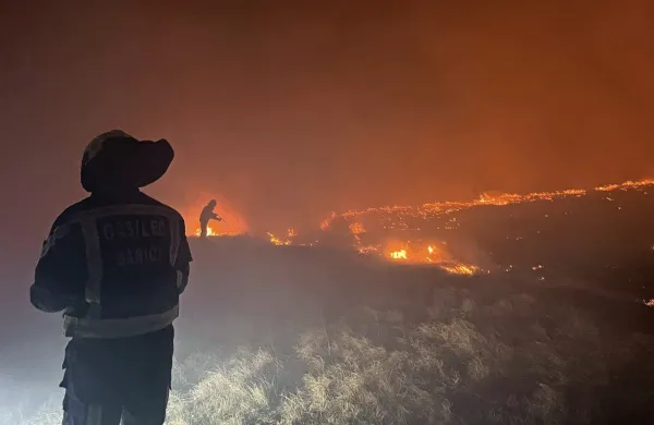 Požar  gasijo gasilci iz tridesetih prostovoljnih društev in dveh 
poklicnih enot.