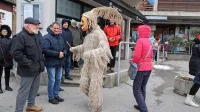 Laufarji so že šest nedelj na ulicah Cerknega in vedno jih pozdravi 
množica ljudi.