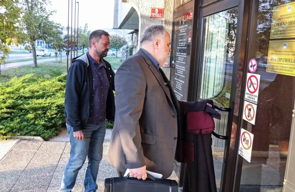 Koprsko sodišče je pred dnevi  zaradi  zastaranja ustavilo  postopek  proti  Sebastjanu  Koklu (levo, desno  
njegov  odvetnik  Bojan Pečnik).  