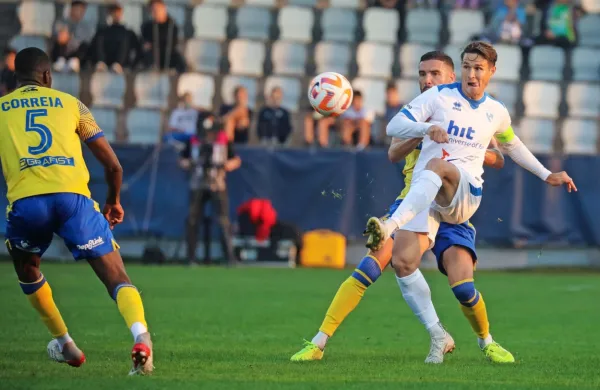Etien Velikonja (v belo-modrem dresu) se bo z Gorico zoperstavil  
Koprčanom  že  v drugem spomladanskem krogu. 