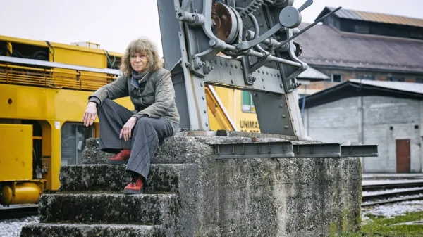 Ema Kugler, režiserka eksperimentalnih filmov, “presega okvir časa in prostora, v katerem deluje”.   
