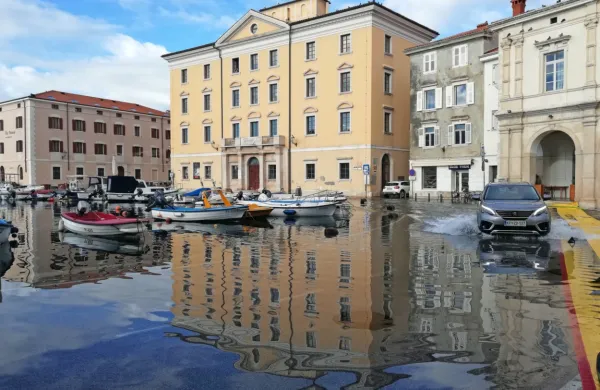 Konec novembra lani je morje poplavljalo do roba Tartinijevega 
trga. 