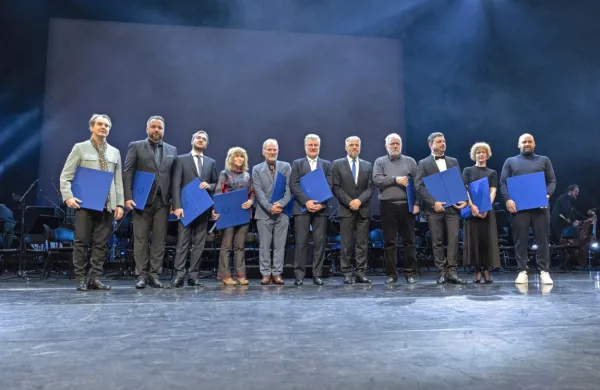 

Nagrajence Prešernovega sklada in Prešernovih nagrad za življenjsko delo so  na proslavi predstavili z video portreti, nato pa so 
prejeli priznanja.