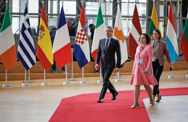  Predsednik vlade Robert Golob je ob prihodu na izredni vrh EU 
zatrdil, da Slovenija ne podpira postavljanja ograj na zunanjih 
mejah EU z evropskim denarjem.