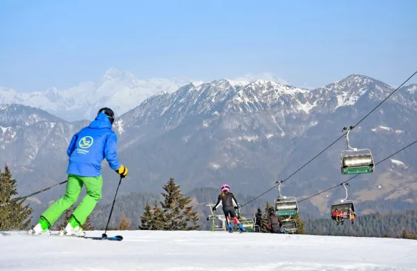  Zaradi obilne snežne  pošiljke večinoma na  smučišča.