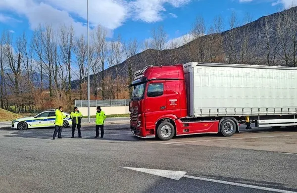 Policisti  iz   specializirane  enote za nadzor  prometa  so  pred  dnevi  med  nadzorom  prometa  preverjali  voznike  tovornih  vozil  in  avtobusov  ter  
odkrili  več  hujših  kršitev,  ki lahko  pripeljejo  tudi do  tragičnih  nesreč (fotografija je  simbolična).   