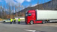 Policisti  iz   specializirane  enote za nadzor  prometa  so  pred  dnevi  med  nadzorom  prometa  preverjali  voznike  tovornih  vozil  in  avtobusov  ter  
odkrili  več  hujših  kršitev,  ki lahko  pripeljejo  tudi do  tragičnih  nesreč (fotografija je  simbolična).   