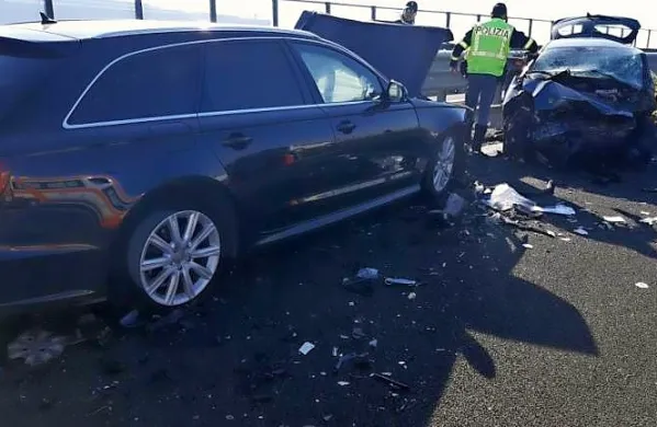 Na avtocesti A34 se je danes, ob ob 11.30, zgodila huda prometna 
nesreča, v kateri je umrla ena oseba. 