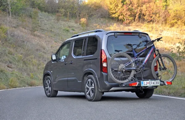 Ne glede na to, da je ta opremljen z električnim motorjem, njegova 
uporabna vrednost ni okrnjena.