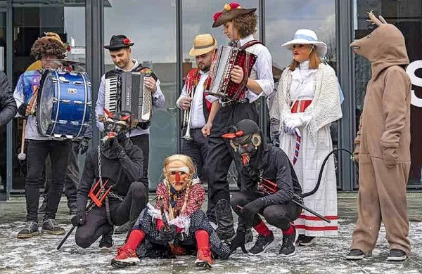 Vrbiške šjme so se včeraj predstavile tudi pred Etnografskim 
muzejem v Ljubljani. 