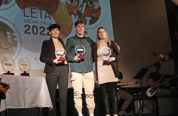 Lanski dosežki so narekovali tudi podelitev  treh srebrnih priznanj: 
strelki Sonji Benčina, gorskemu kolesarju Jakobu Klemenčiču in 
balinarki Nini Volčina.