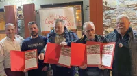 Absolutni zmagovalec klobasijade na Pučah je Feručo Škerlič, 
drugo mesto je šlo Ediju Novaku, tretje pa Mateju Deloštu (v 
sredini z desne). Levo je gostitelj Luka Pucer, desno pa predsednik 
ocenjevalcev Zvone Sedmak.  