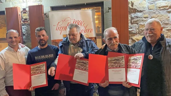 Absolutni zmagovalec klobasijade na Pučah je Feručo Škerlič, 
drugo mesto je šlo Ediju Novaku, tretje pa Mateju Deloštu (v 
sredini z desne). Levo je gostitelj Luka Pucer, desno pa predsednik 
ocenjevalcev Zvone Sedmak.  