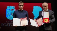 Letošnje priznanje Miroslav Vilhar za izjemne dosežke s področja 
kulture sta si prislužila akademska glasbenika Anton (desno) in 
Nataša Črnugelj. Zaradi odsotnosti soproge je nagrado na odru 
postojnskega Kulturnega doma prevzel sin Tine Črnugelj (levo). 