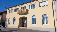 Znatna podražitve elektrike je ob nespremenjenih cenah komunalnih storitev Komunali lani   prinesla za slabih 200.000 evrov 
izgube.